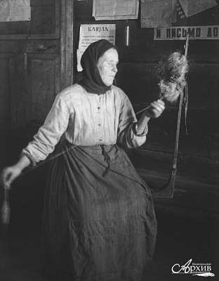 Женщина с прялкой. д. Ногеукса, 1935 г. Автор съёмки В. Котов